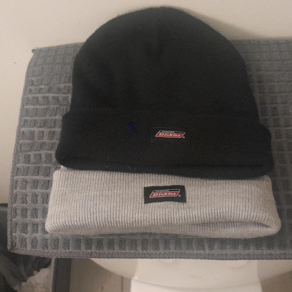 Two Dickies beenies silver /black